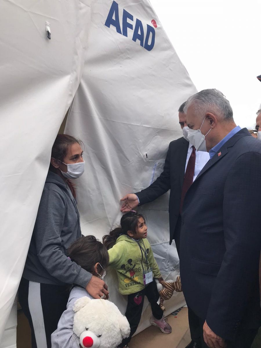 Binali Yıldırım, İzmir'deki çadır kenti ziyaret etti